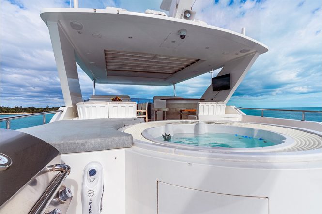 Sundeck jacuzzi