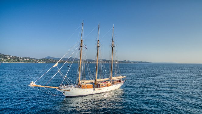 Sailing yacht TRINAKRIA